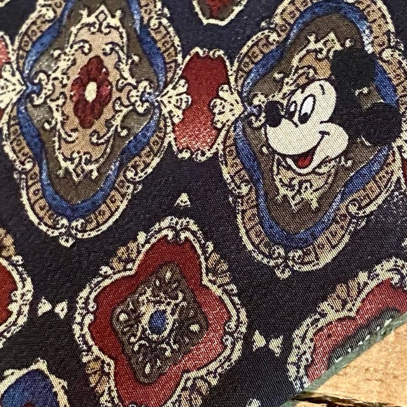 🔥Disney Mickey Mouse 100% Silk Tie🔥 - Picture 3 of 7